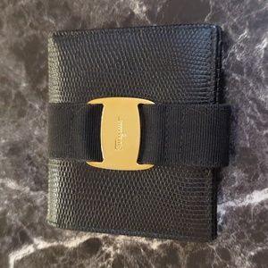 💚👽 LOW START EUC Salvatore Ferragamo Compact Wallet